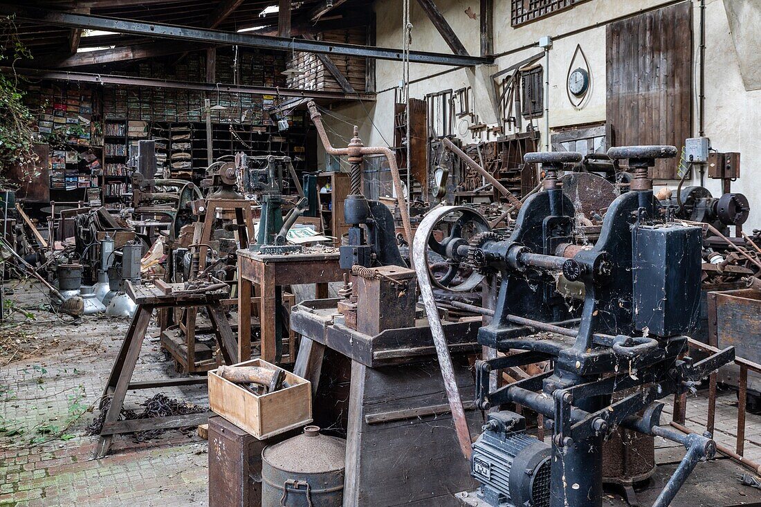Überreste der industriellen Werkzeuge der alten Fabrik, Weiler von la forge, Rugles, Normandie, Frankreich