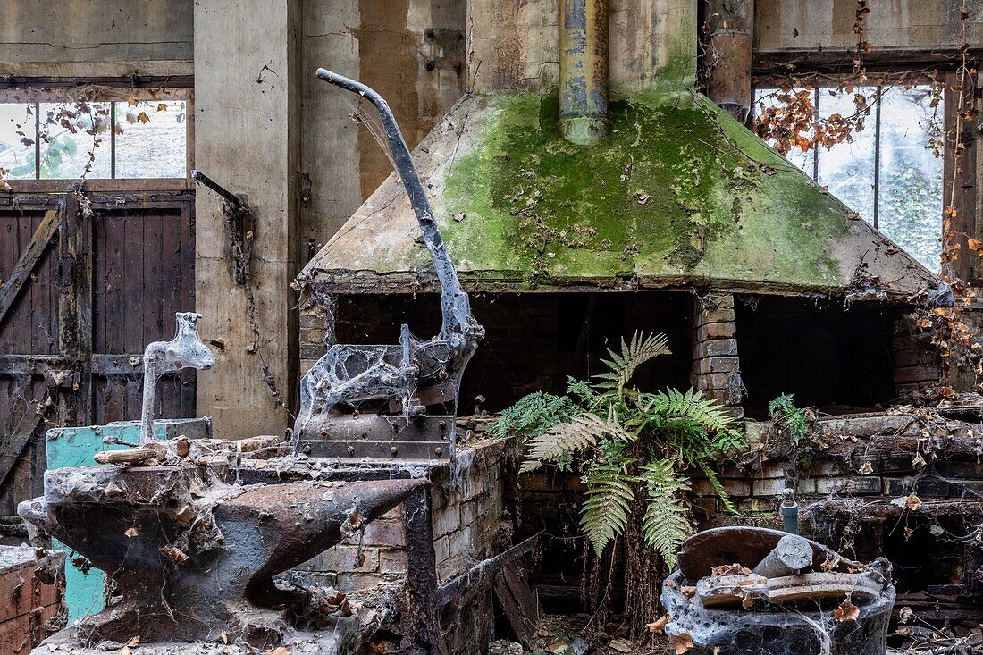 Materialreste der alten Fabrik, hamlet de la forge, rugles, normandie, frankreich