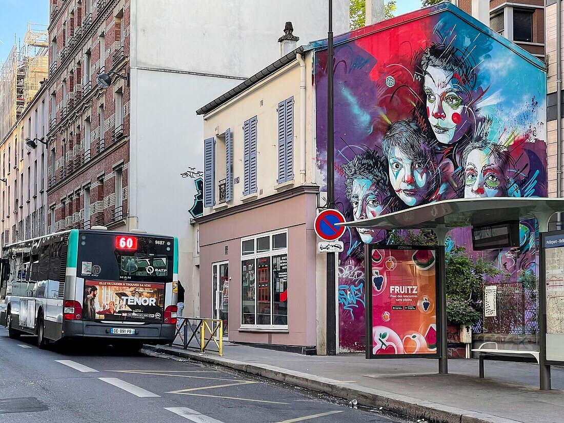 Die Bushaltestelle Pelleport-Belleville vor einer Wandmalerei, die Zirkusclowns darstellt, Paris, Frankreich