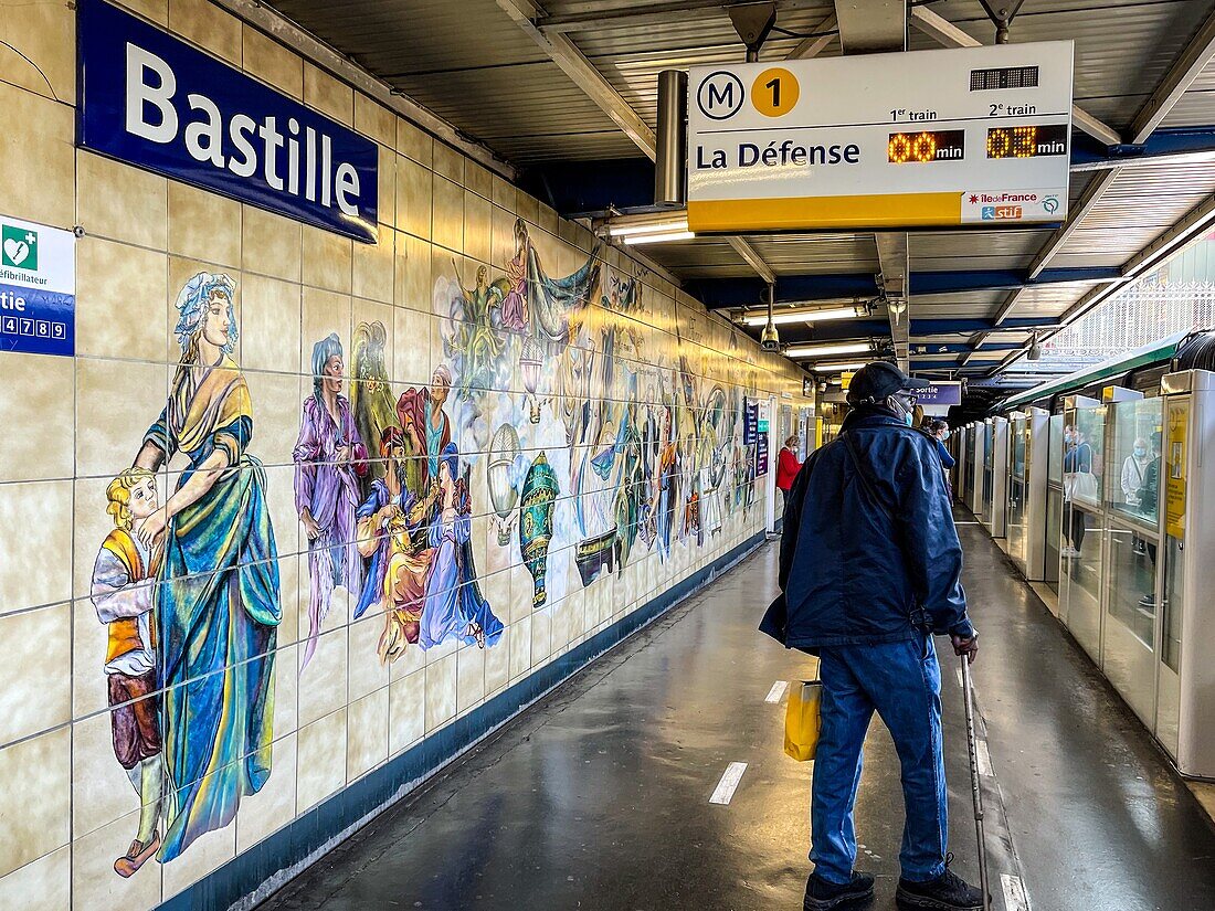 Metrostation Bastille Linie 1 mit bunten Mosaiken, die Personen aus der damaligen Zeit darstellen, paris, frankreich