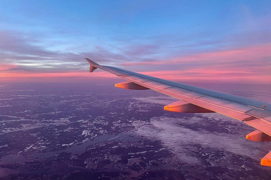 Tragfläche eines Flugzeugs am Himmel bei Tagesanbruch bei der Ankunft in Helsinki in Finnland