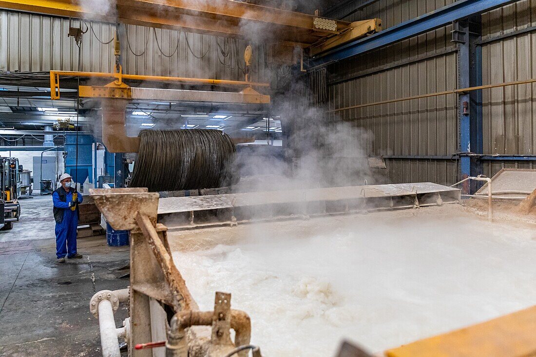 Treating of the steel spools in acid baths to clean them, manufacture of spools of steel wire for use in industry, sntn - societe nouvelle de trefilerie normande (norman wire works corporation), neaufles-auvergny, eure, normandy, france