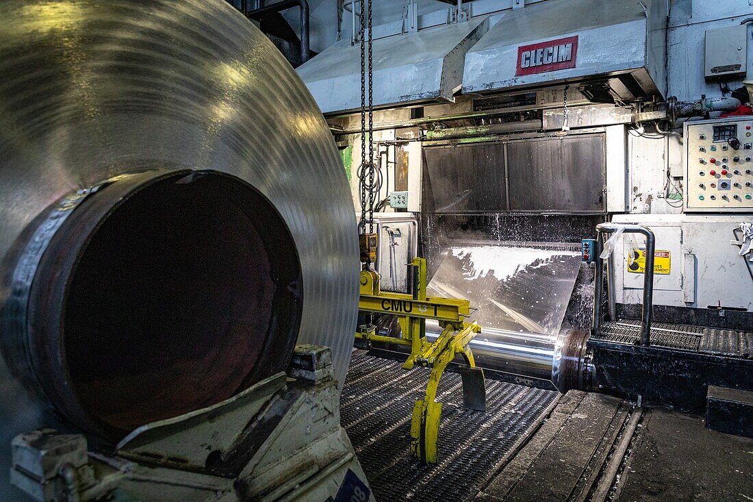 Glätten des Metalls, Aluminiumspule vor dem Walzwerk, eurofoil-Fabrik, auf Aluminiummetallurgie spezialisiertes Unternehmen, Rugles, Eure, Normandie, Frankreich