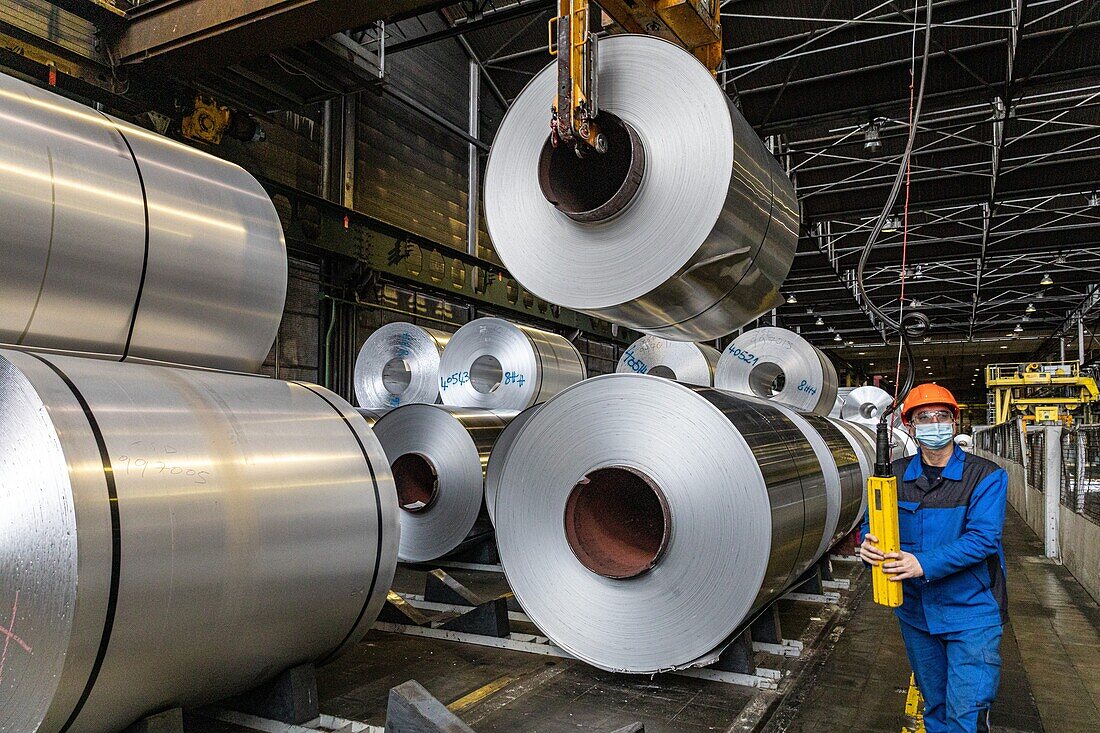 Lagerung von Aluminiumspulen vor dem Glätten, eurofoil-Fabrik, auf Aluminiummetallurgie spezialisiertes Unternehmen, Rugles, Eure, Normandie, Frankreich