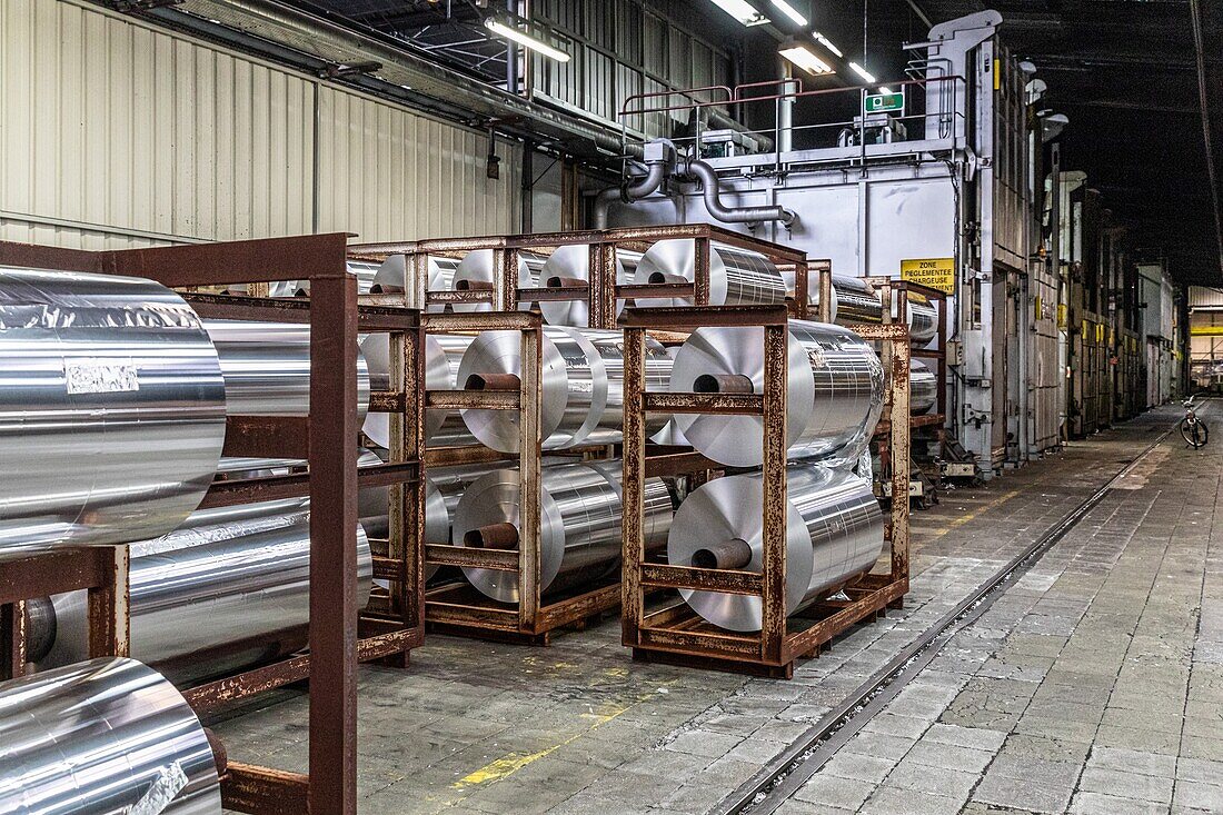 Endbearbeitung der Aluminiumspulen vor den Öfen, eurofoil factory, auf Aluminiummetallurgie spezialisiertes Unternehmen, rugles, eure, normandie, frankreich