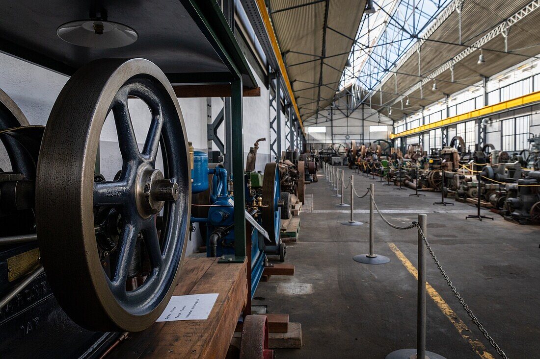 Gardner-Motoren auf der linken Seite, Landwirtschaftsmotoren auf der rechten Seite, das lebende Museum der Energie, rai, orne, normandie, frankreich