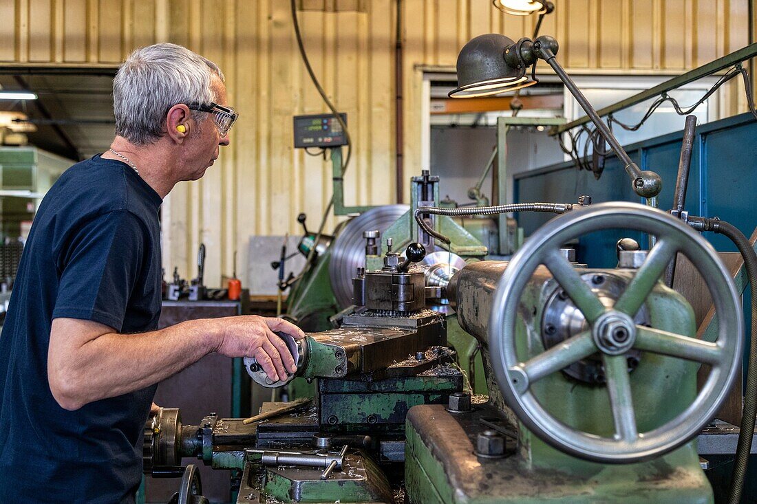 Worker with his conventional lathe, equipment for the machining of metal parts, sma, societe mecanique aiglonne, metallurgical industry, saint-martin-d'ecublei, orne, normandy, france