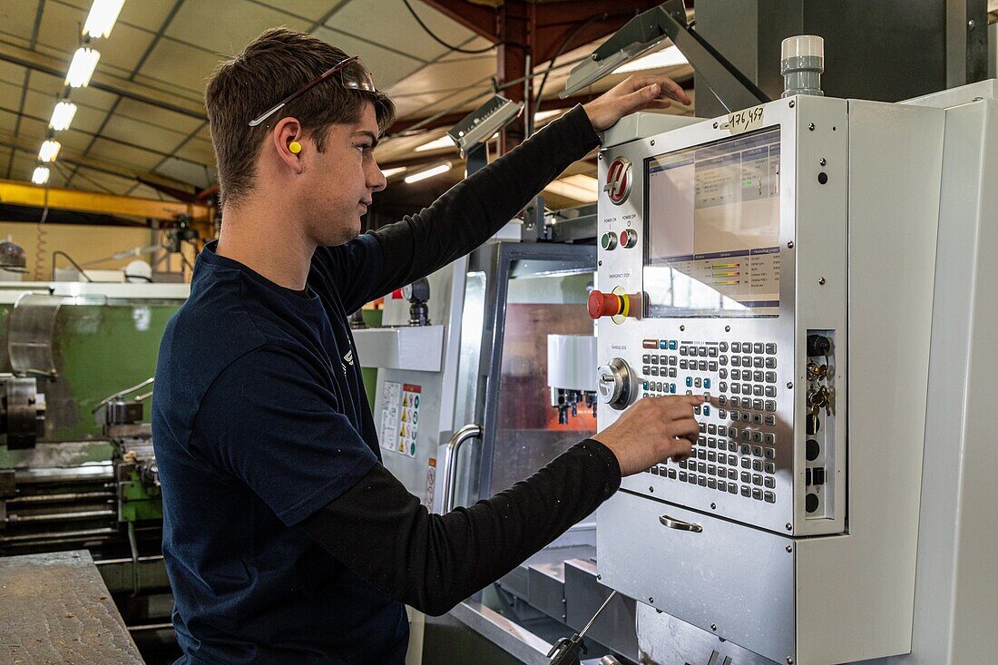 Arbeiter mit seiner Ausrüstung zur Regulierung der Bearbeitung von Metallteilen, sma, societe mecanique aiglonne, metallurgische industrie, saint-martin-d'ecublei, orne, normandie, frankreich