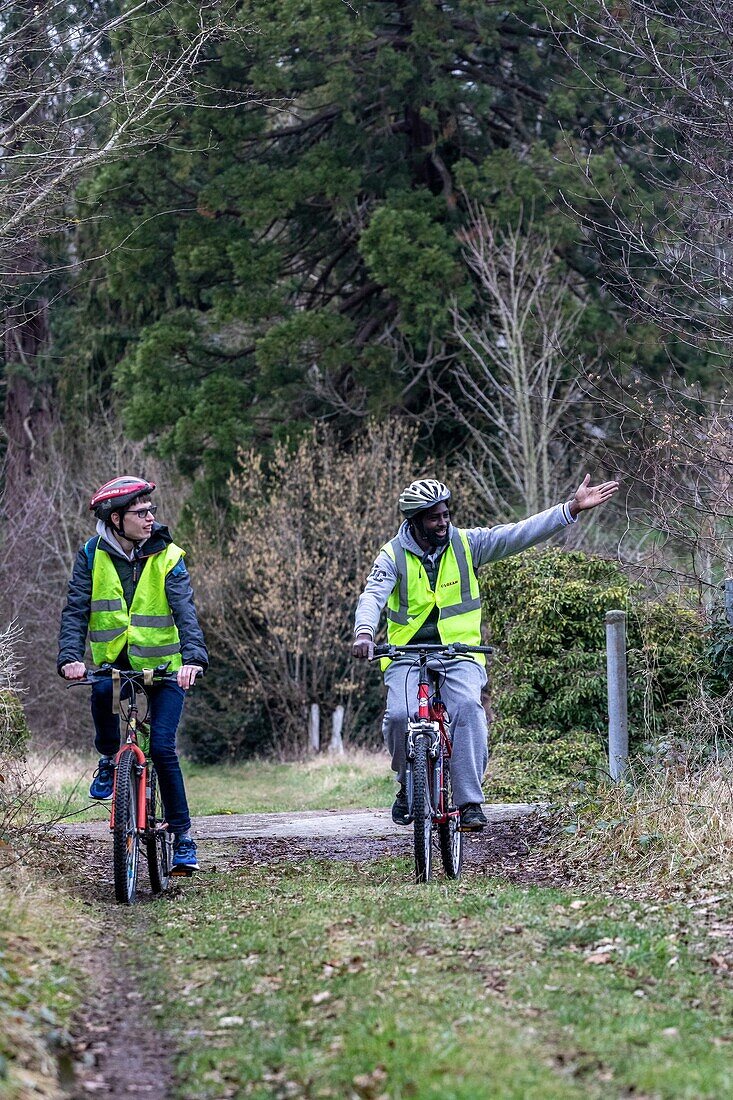 Bewohner auf einem Fahrrad, Pflegeheim für Erwachsene mit leichten geistigen Behinderungen, residence du moulin de la risle, rugles, eure, normandie, frankreich