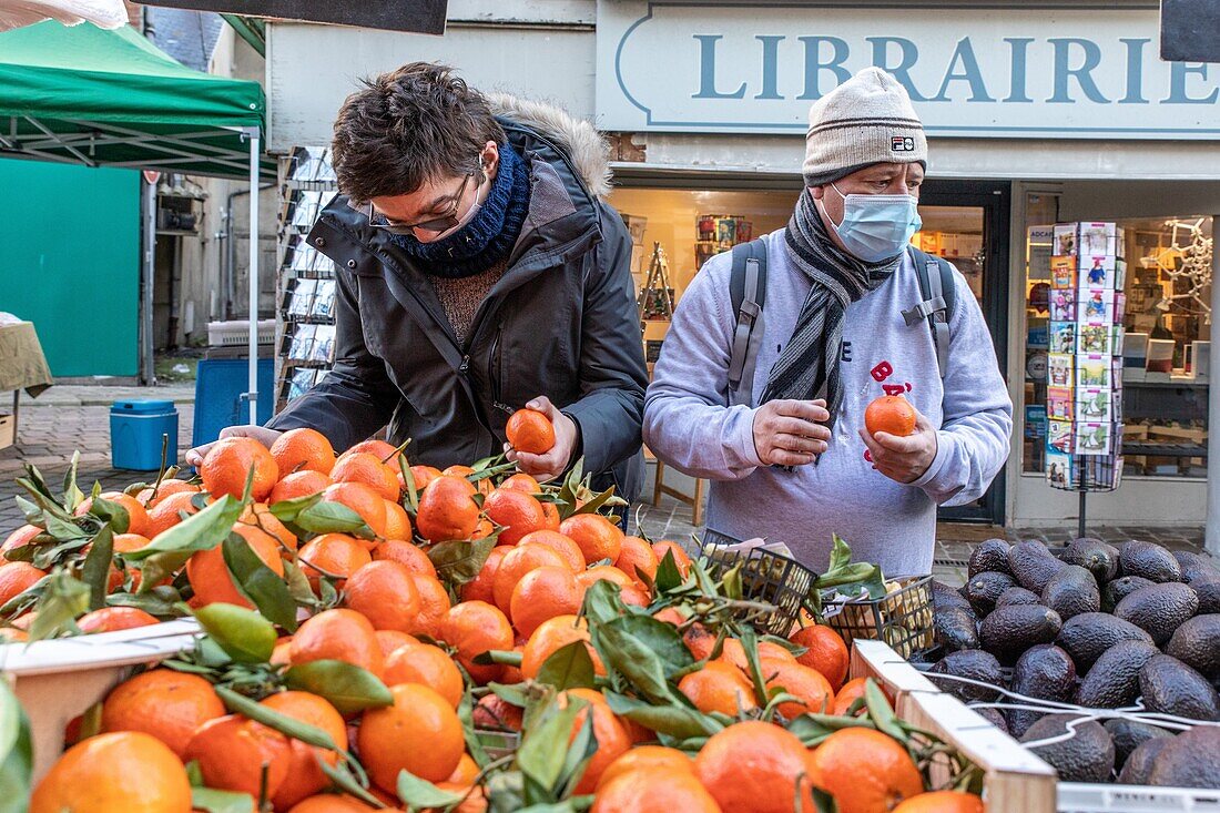 Autonome Bewohner auf dem Markt, Pflegeheim für Erwachsene mit geistiger Behinderung, residence la charentonne, adapei27, association departementale d'amis et de parents, bernay, eure, normandie, frankreich