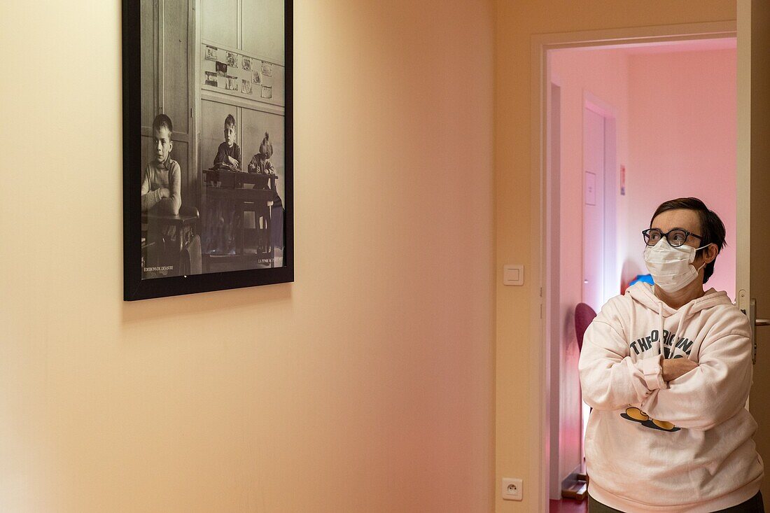 Aufmerksamer Blick auf ein Foto von Doisneau, Warteraum des Pflegeheims für Erwachsene mit geistiger Behinderung, residence la charentonne, adapei27, association departementale d'amis et de parents, bernay, eure, normandie, frankreich