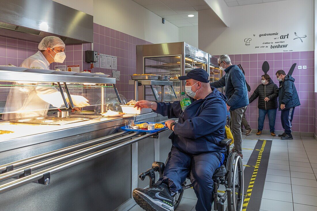 Mahlzeit in der Selbstbedienung der Mensa, Pflegeheim für Erwachsene mit geistiger Behinderung, residence la charentonne, adapei27, association departementale d'amis et de parents, bernay, eure, normandie, frankreich