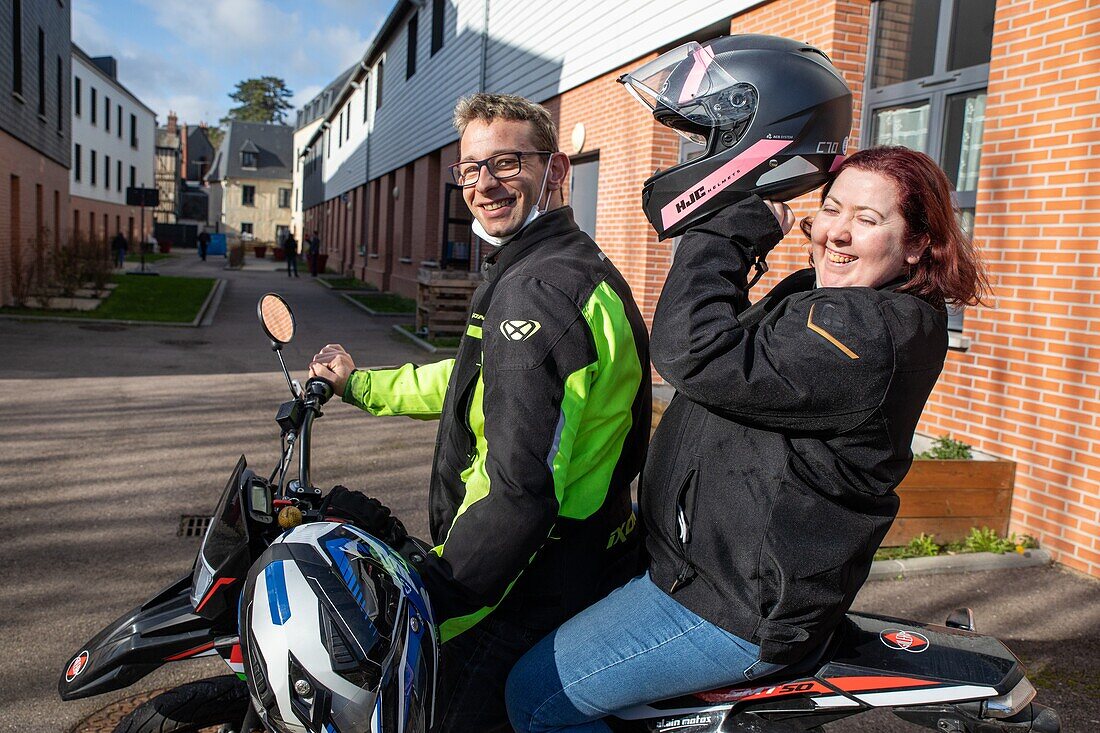 Junges Paar von Bewohnern auf ihrem Motorrad, Pflegeheim für Erwachsene mit geistiger Behinderung, residence la charentonne, adapei27, association departementale d'amis et de parents, bernay, eure, normandie, frankreich