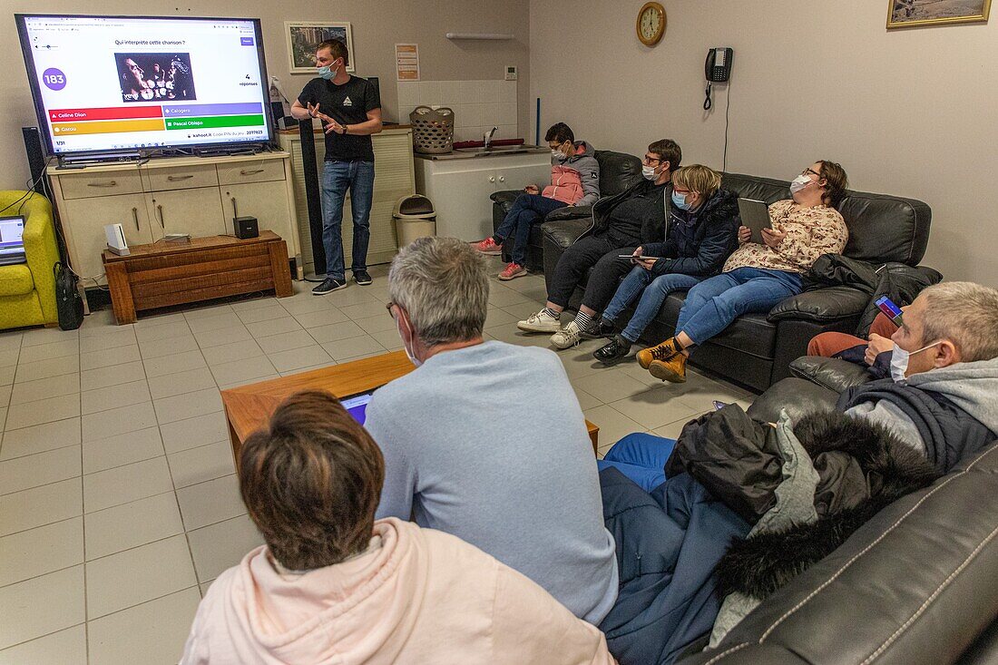 Karaoke-Session in der Gruppe, Pflegeheim für Erwachsene mit geistiger Behinderung, residence la charentonne, adapei27, association departementale d'amis et de parents, bernay, eure, normandie, frankreich