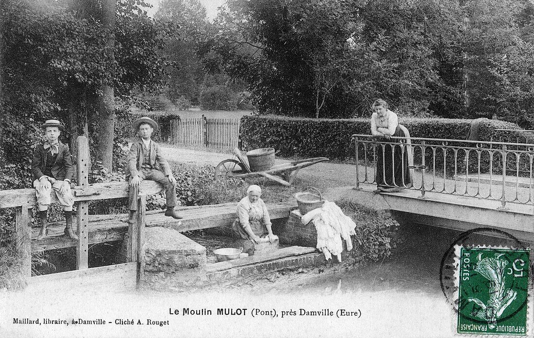 Old postcard of washwomen with their children in the washhouse, bridge of the mulot mill, damville, mesnil-sur-iton, vallee de l'iton, eure, normandie, france