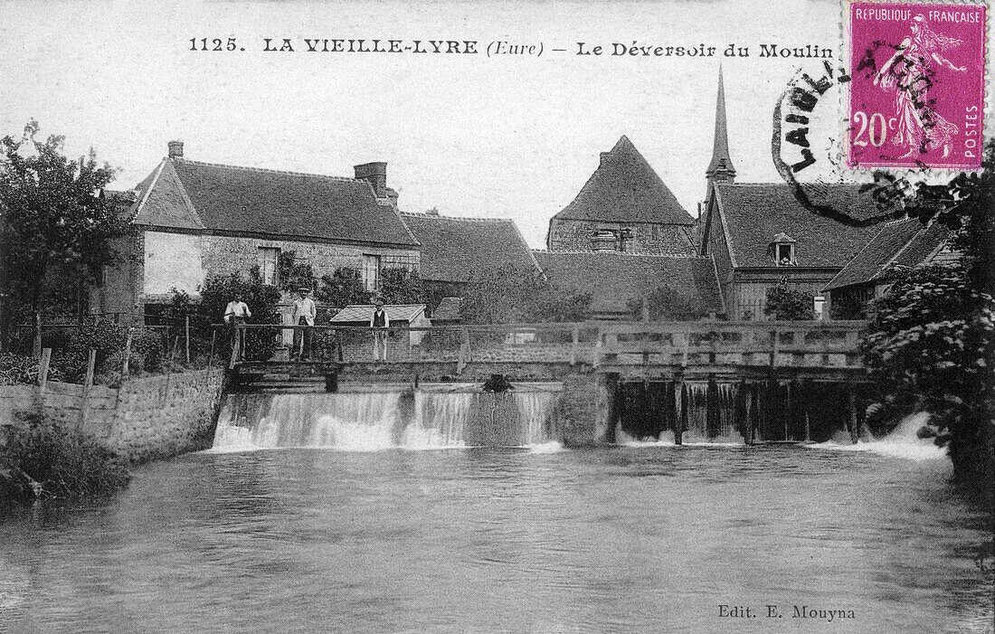 Überlauf der Mühle im Dorf, la vieille-lyre, Tal der Risle, eure, normandie, frankreich