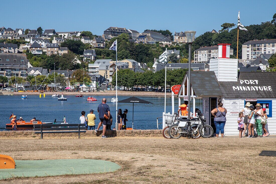 Miniaturhafen, Freizeitaktivitäten im Stadtzentrum mit kleinen Elektrobooten, cotes-d'amor, bretagne, frankreich