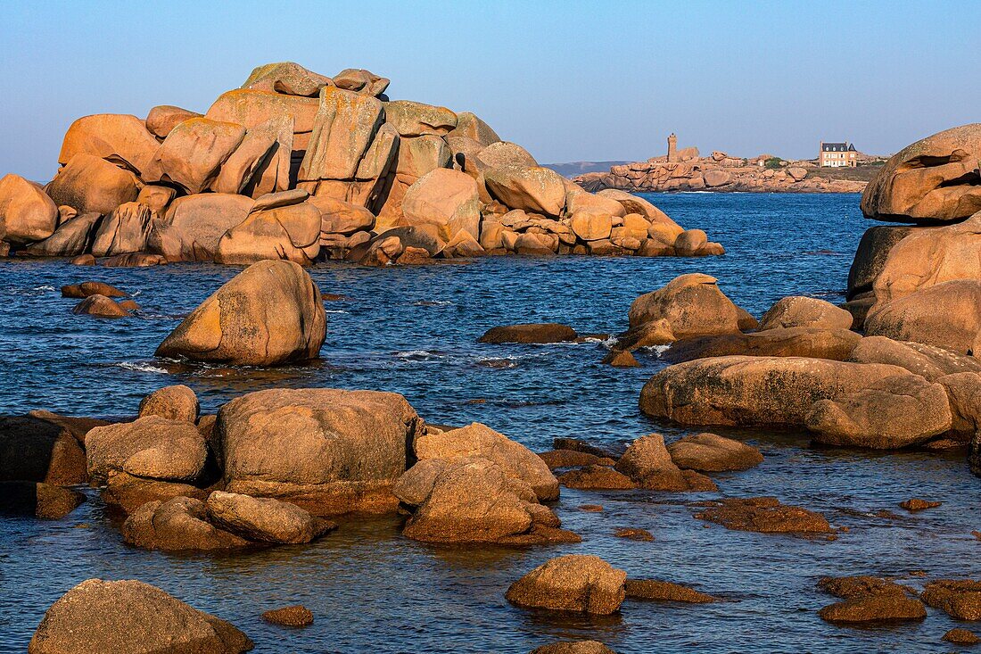 Blick von den rosa Granitfelsen des Leuchtturms von Ploumanach bei Sonnenuntergang, Renote Island Point, Tregastel, rosa Granitküste, Cotes-d'Armor, Bretagne, Frankreich