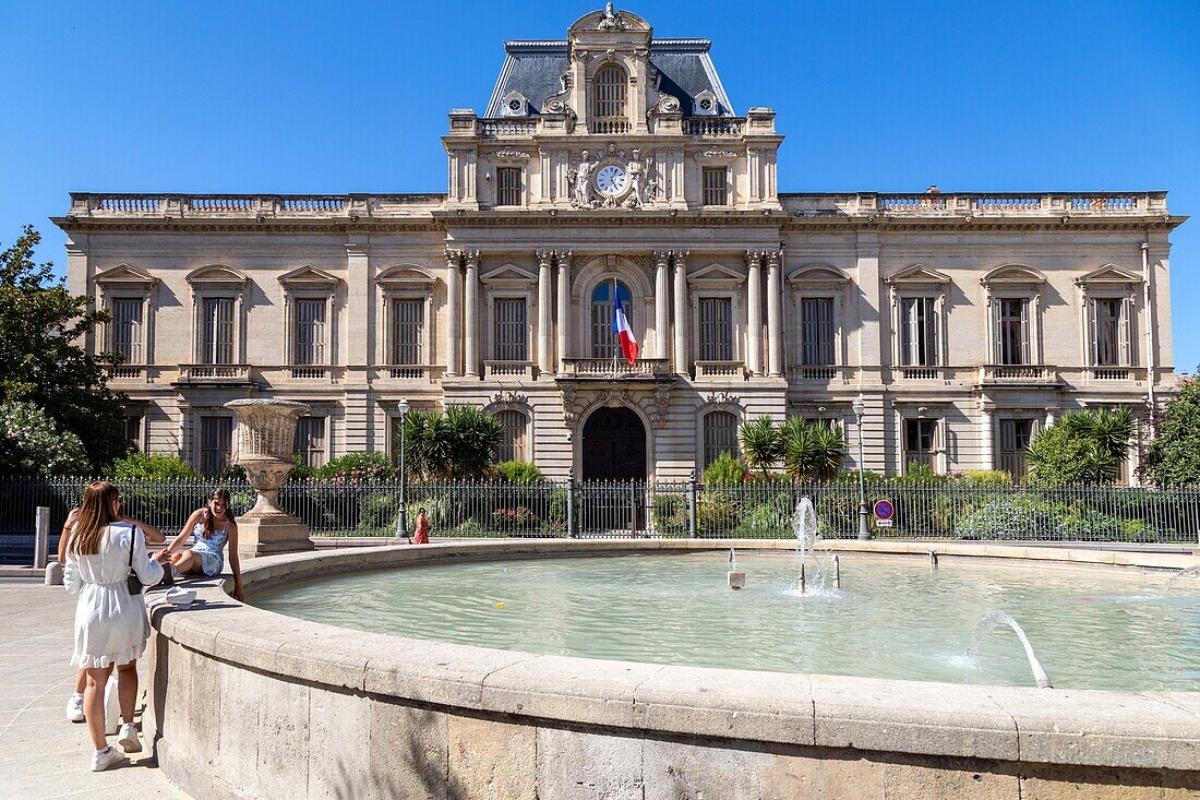 Junge Frauen vor dem Brunnen auf dem Platz der Präfektur Herault, Montpellier, Herault, Okzitanien, Frankreich