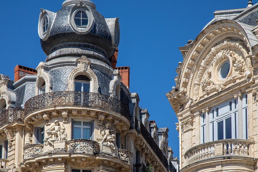 Balkone und Fassaden von bürgerlichen Gebäuden, place de la comedie, montpellier, herault, occitanie, frankreich
