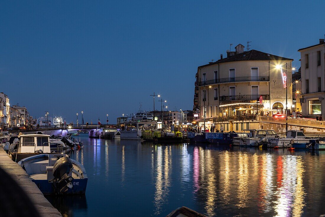 Restaurant brasserie le tabary's am canal royal, grande rue mario rostan, blaues Licht bei Einbruch der Dunkelheit, sete, herault, okzitanien, frankreich