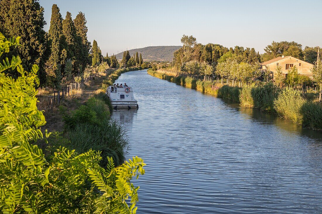 Der Kanal Midi in der Nähe der Schleuse von Jouarres, Azille, Aude, Okzitanien, Frankreich