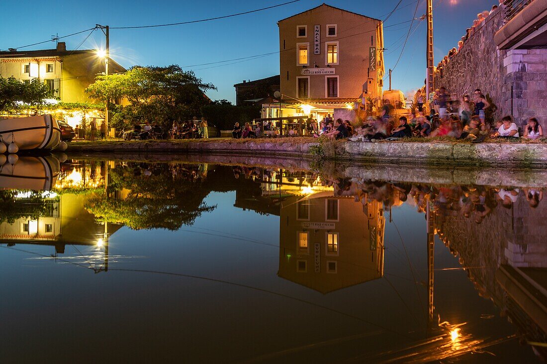 Nacht über dem Hafen von Homps am Abend des Bastille-Tages mit Blaulicht, aude, okzitanien, frankreich