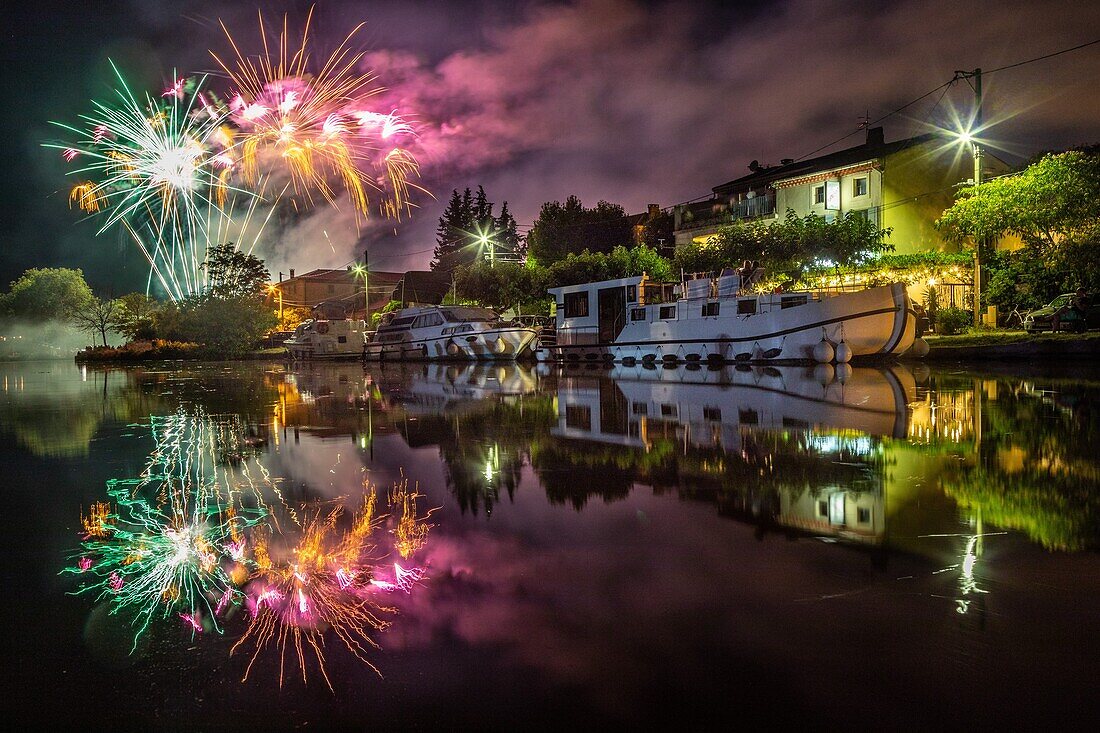Feuerwerk zum Tag der Bastille am Hafen von Homps am Canal du Midi, Aude, Okzitanien, Frankreich