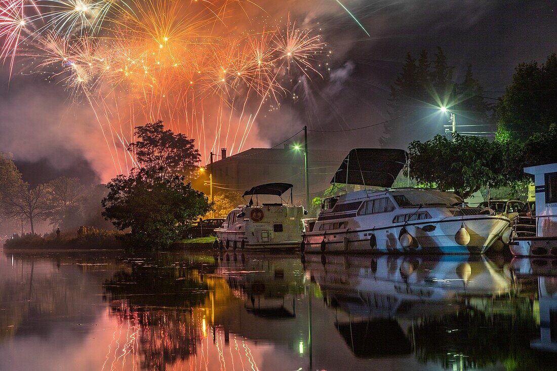 Bastille day fireworks on the port of homps on the midi canal, the port of homps on the midi canal, aude, occitanie, france