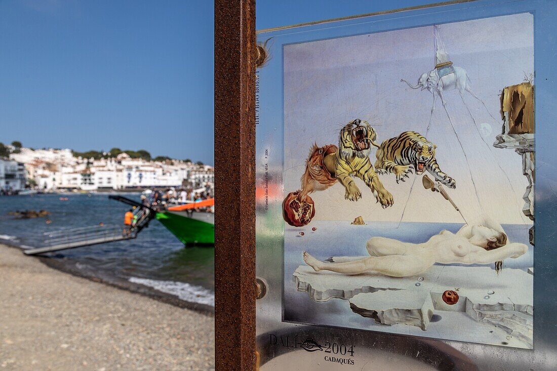 Reproduktion eines Gemäldes von Salvador Dalí (Traum vom Flug einer Biene) am Fuße eines Strandes, an dem er lebte und arbeitete, cadaques, costa brava, katalonien, spanien