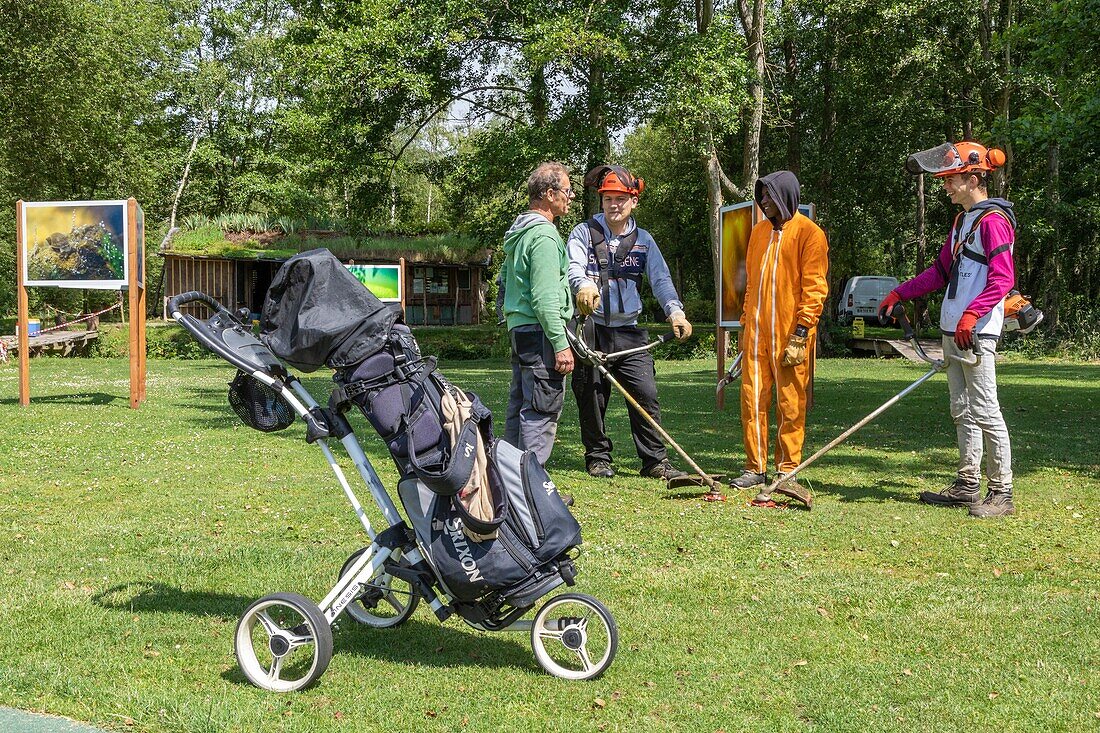 Instandhaltung des Golfplatzes Pastoral de la Charentonne, Klasse Natura 2000, Arbeitnehmer mit dem esat les ateliers du coudray, adapei27, bernay, eure, normandie, frankreich