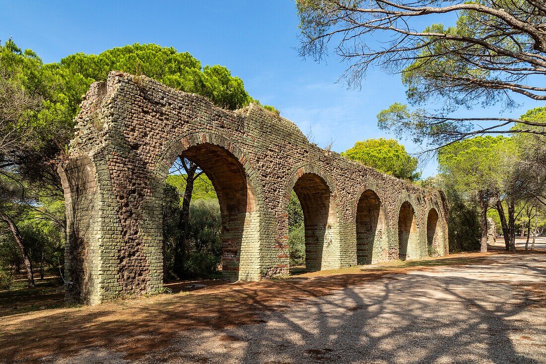 Ruinen des denkmalgeschützten Aquädukts von Mons, parc aurelien, frejus, var, frankreich