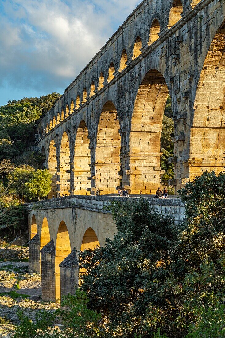 Der dreistufige Pont du Gard, altes römisches Aquädukt über den Fluss Gardon aus dem ersten Jahrhundert v. Chr., denkmalgeschützt, Vers-Pont-du-Gard, Frankreich