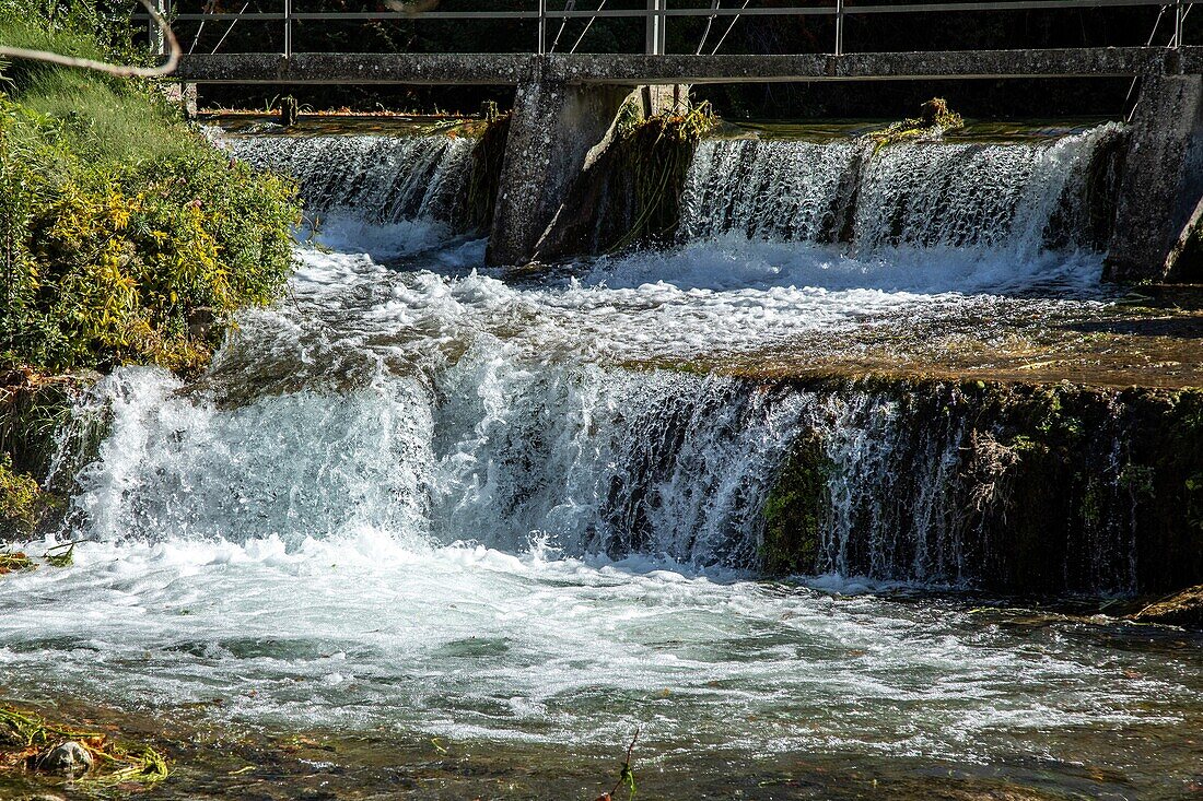 Staudamm für ein Wasserkraftwerk an der Sorgue, Fontaine-de-Vaucluse, Frankreich