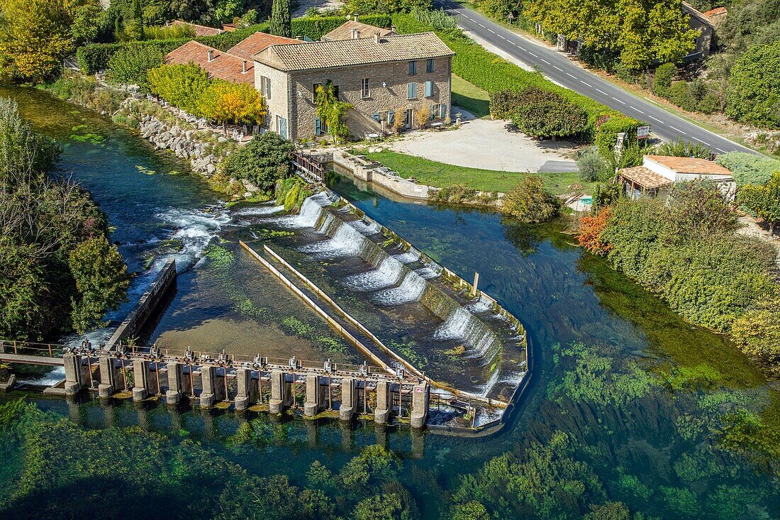 Dam of the moulin de l'aqueduc on the sorgue, fontaine-de-vaucluse, france