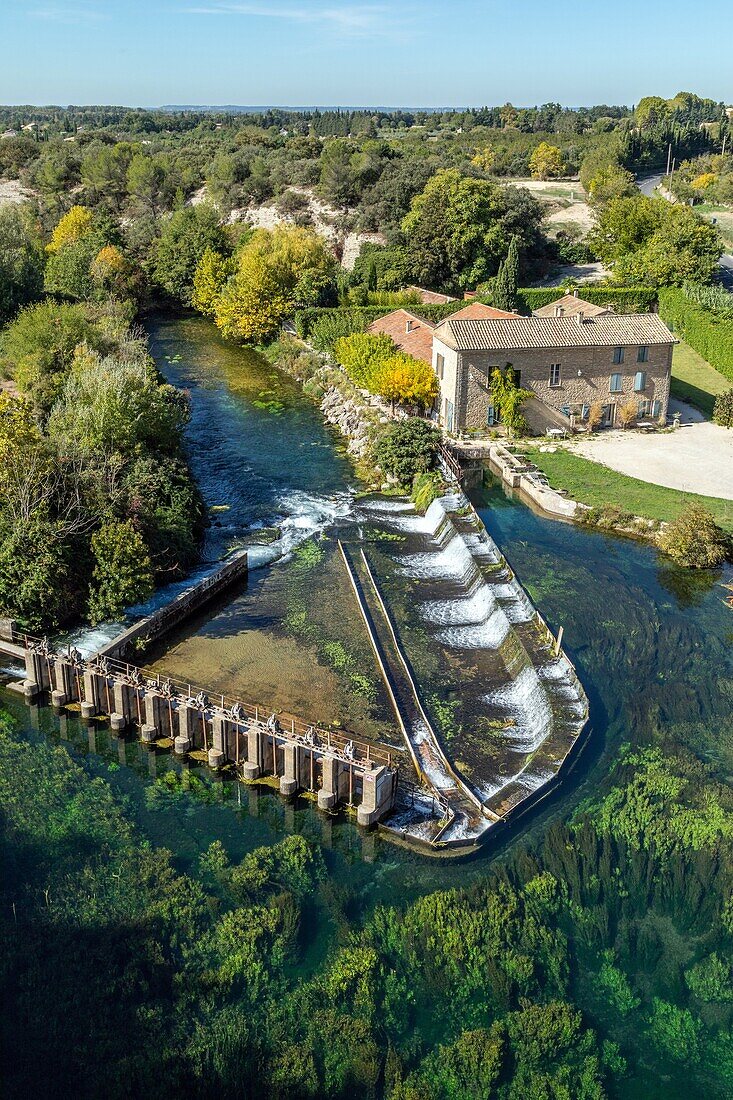 Dam of the moulin de l'aqueduc on the sorgue, fontaine-de-vaucluse, france