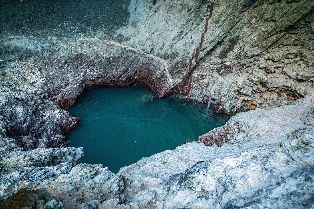 Karstic spring emerging from the caves feeding the sorgue river, the chasm of fontaine-de-vaucluse, france