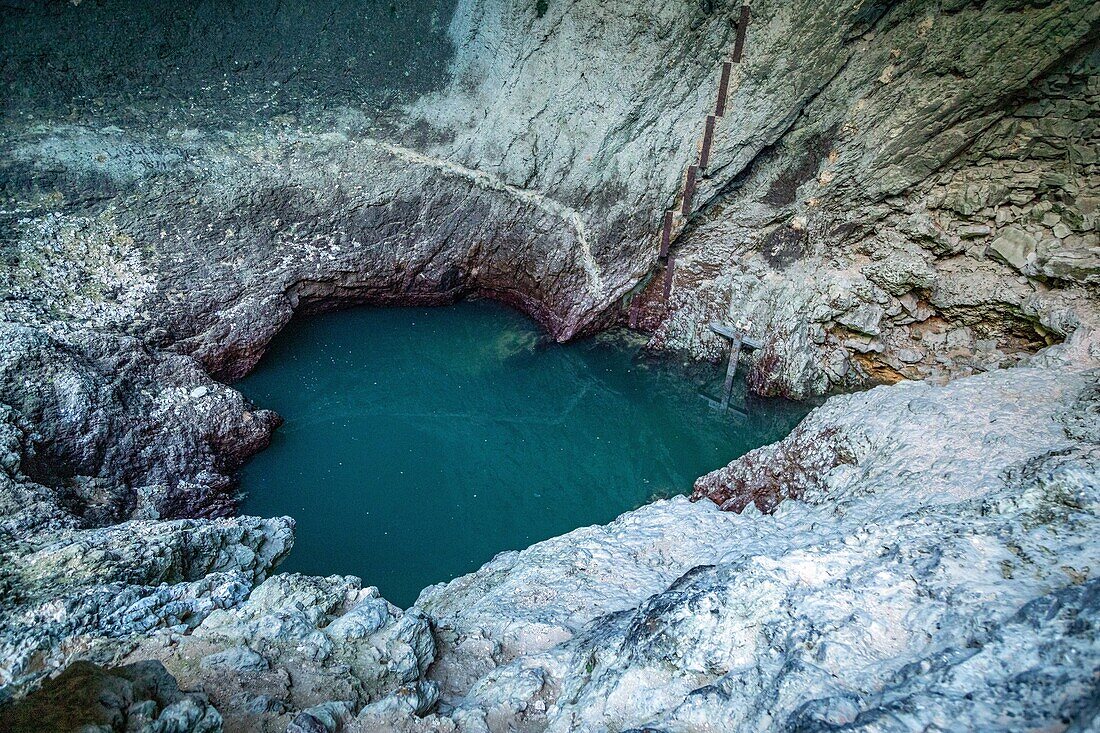 Karstquelle, die aus den Höhlen entspringt, die den Fluss Sorgue speisen, die Schlucht von Fontaine-de-Vaucluse, Frankreich