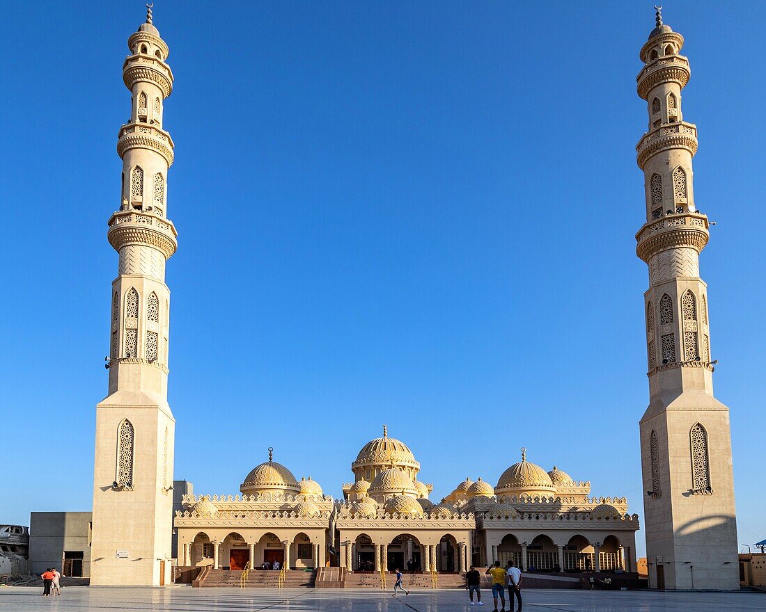 Die beiden Türme der El-Mina-Moschee, Hurghada, Ägypten, Afrika