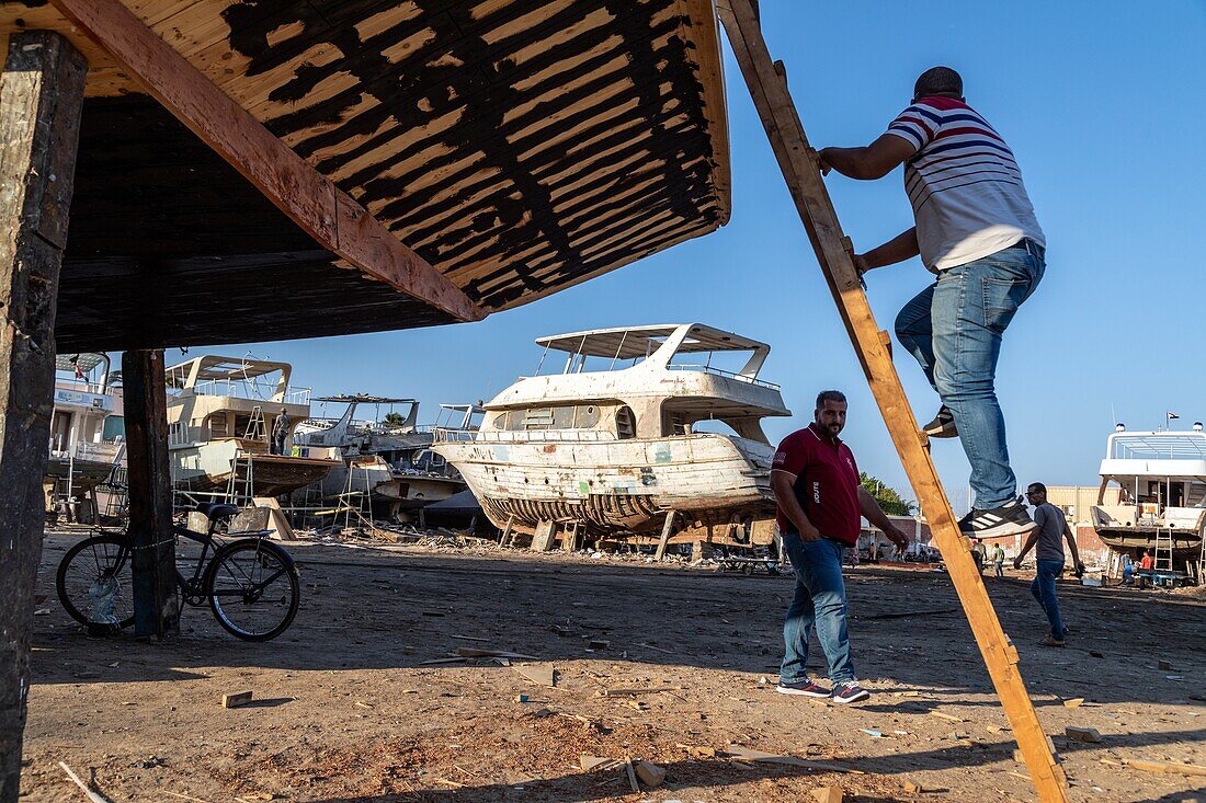 Schiffswerften und Bootsreparaturen am Yachthafen, Hurghada, Ägypten, Afrika