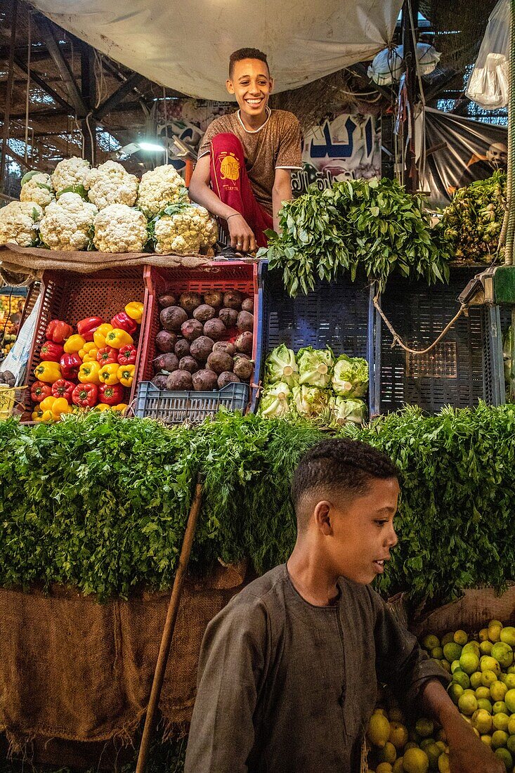 Kinder an ihrem Obst- und Gemüsestand, El Dahar-Markt, beliebtes Viertel in der Altstadt, Hurghada, Ägypten, Afrika