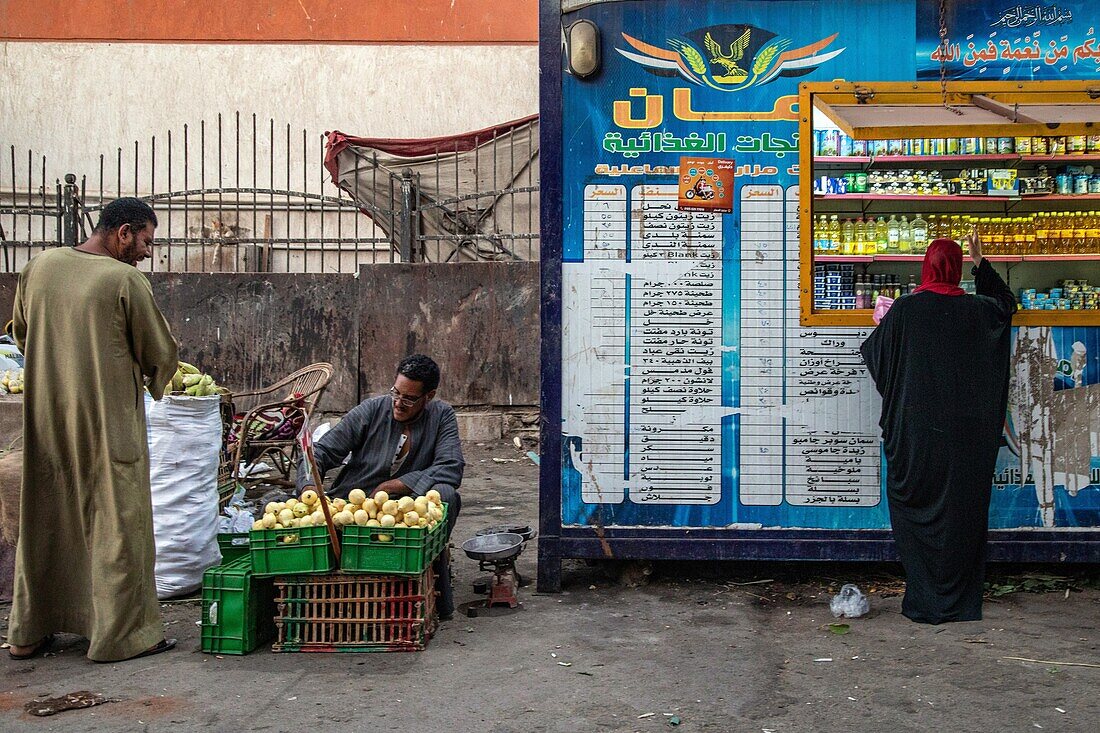 Verkäufer auf der Straße vor dem El Dahar-Markt, beliebtes Viertel in der Altstadt, Hurghada, Ägypten, Afrika