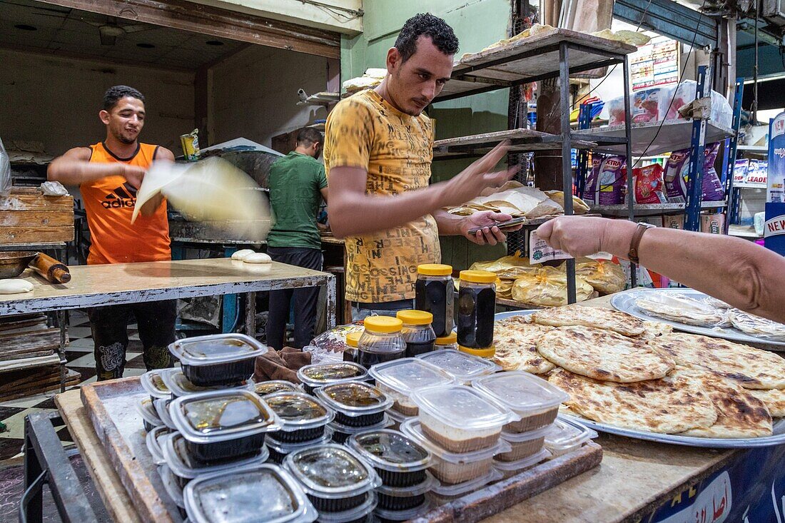 Herstellung des traditionellen Baladi-Brots, Markt von El Dahar, beliebtes Viertel in der Altstadt, Hurghada, Ägypten, Afrika