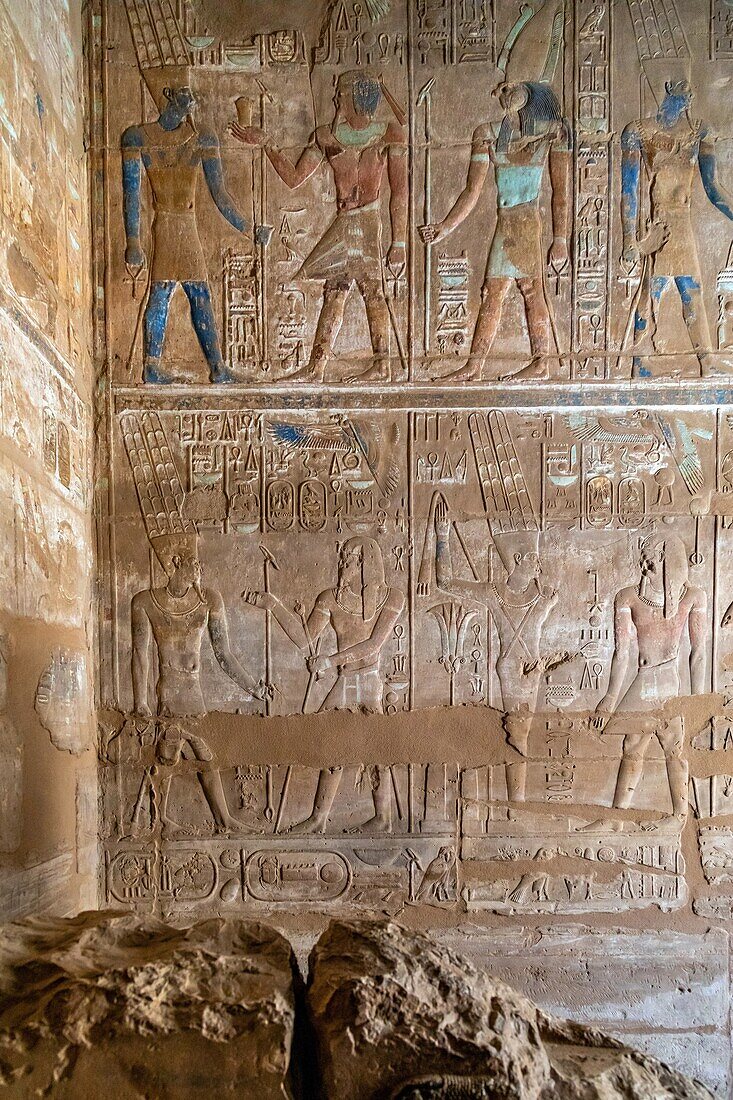Flachrelief und Fresken in leuchtenden Farben, der Gott Horus mit einem Falkenkopf, Bezirk von Amun-Re, Tempel von Karnak, antike ägyptische Stätte aus der 13. Dynastie, unesco-Weltkulturerbe, Luxor, Ägypten, Afrika