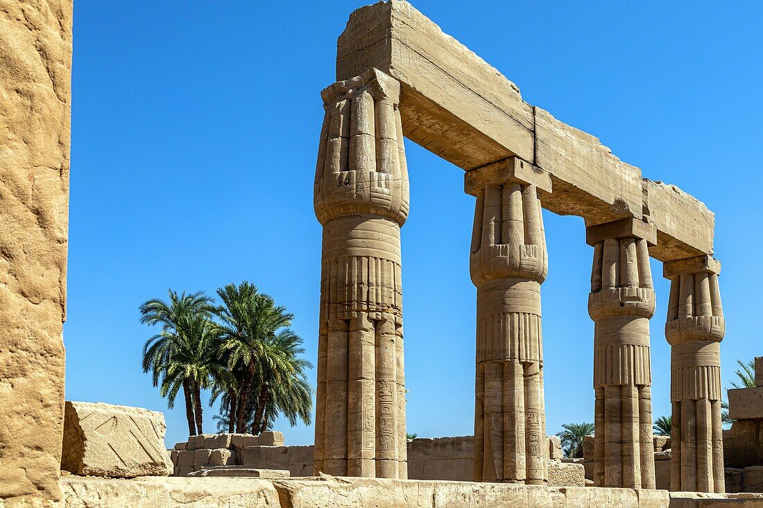 Säulen in den Ruinen des Bezirkes von Amun-Re, Tempel von Karnak, antike ägyptische Stätte aus der 13. Dynastie, unesco-Weltkulturerbe, luxor, ägypten, afrika