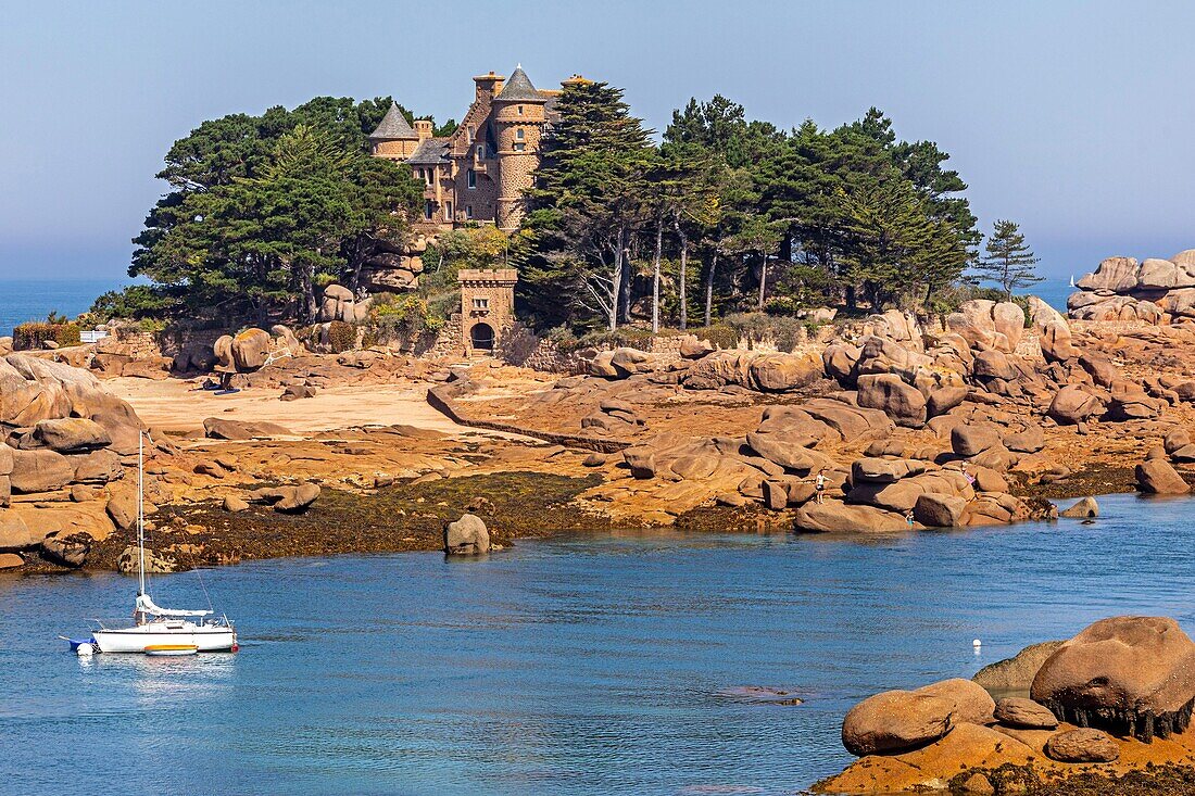 Segelboot vor dem chateau de costaeres, tregastel, chemin des douaniers küstenweg von ploumanac'h, cote de granit rose (rosa granitküste), cotes-d'amor, bretagne, frankreich