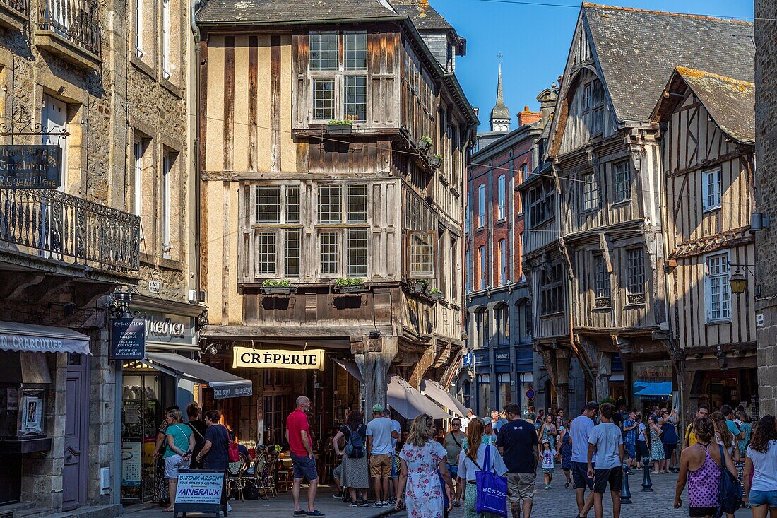 Mittelalterliche Häuser aus dem 15. Jahrhundert, place des merciers und rue de l'apport, dinan, cotes-d'amor, bretagne, frankreich