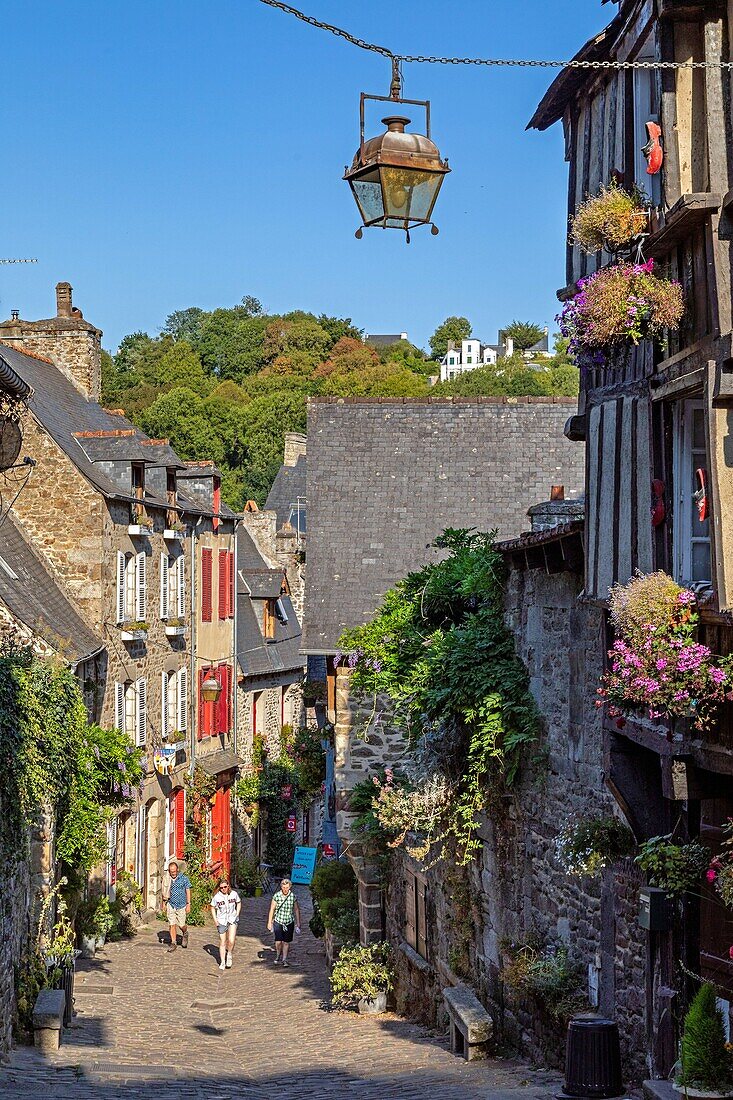 Rue de petit fort (jerzual), steile Straße, die zum Hafen führt, mittelalterliche Stadt Dinan, Cotes-d'Amor, Bretagne, Frankreich