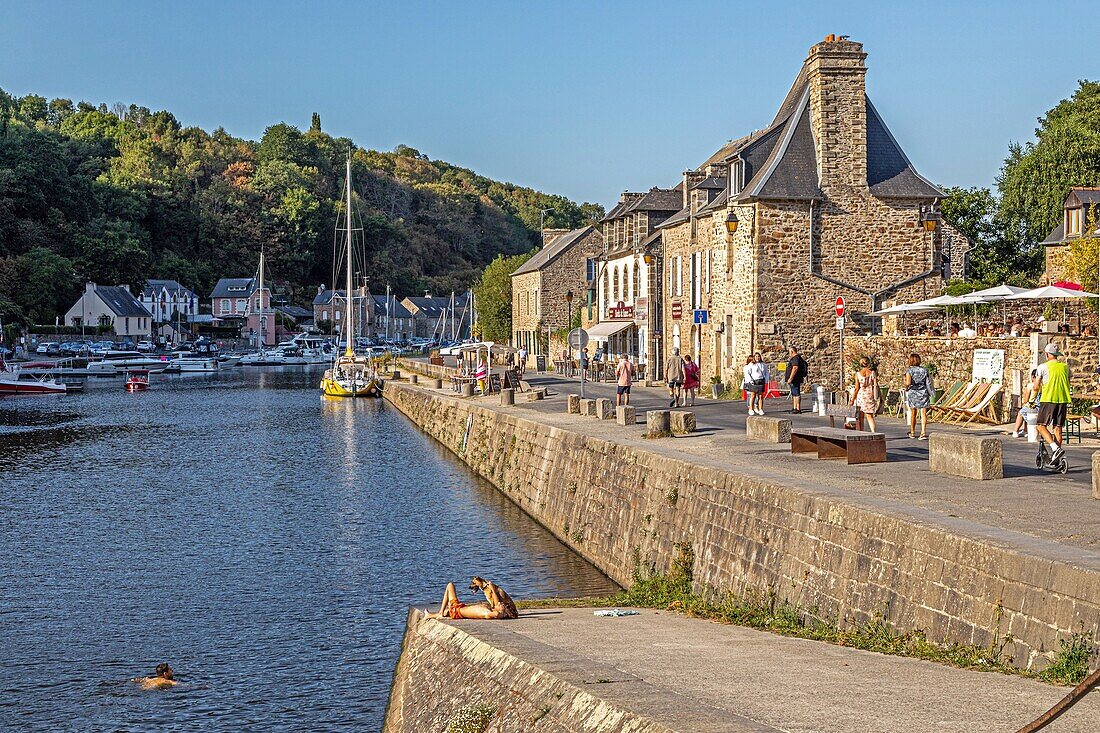 Fahrt mit dem Elektroboot auf der Rance, mittelalterliches Städtchen Dinan, Cotes-d'Amor, Bretagne, Frankreich