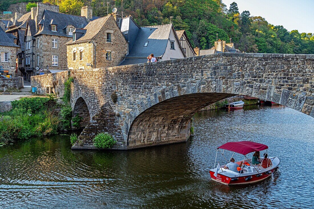 Fahrt mit dem Elektroboot auf der Rance unter der alten Brücke, mittelalterliche Stadt Dinan, Cotes-d'Amor, Bretagne, Frankreich
